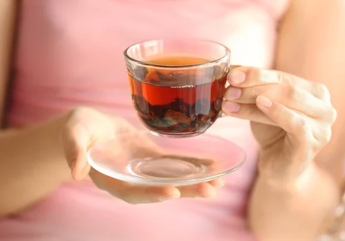 Naturalne napary na wiosnę - które naprawdę działają, a które to mit?