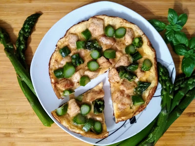 Omlet z kurczakiem i szparagami