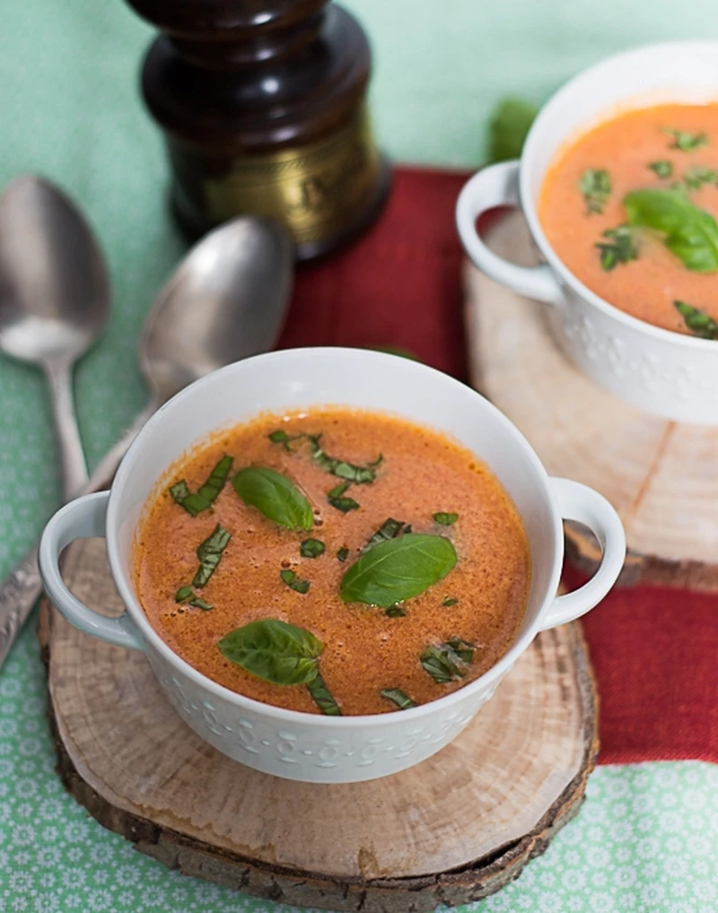 Zupa krem z pomidorów z mozzarellą