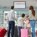 Wyjazd dziecka w roku szkolnym. Będą zatrzymania na lotnisku? Wiceminister: "Jest OBOWIĄZEK szkolny!"