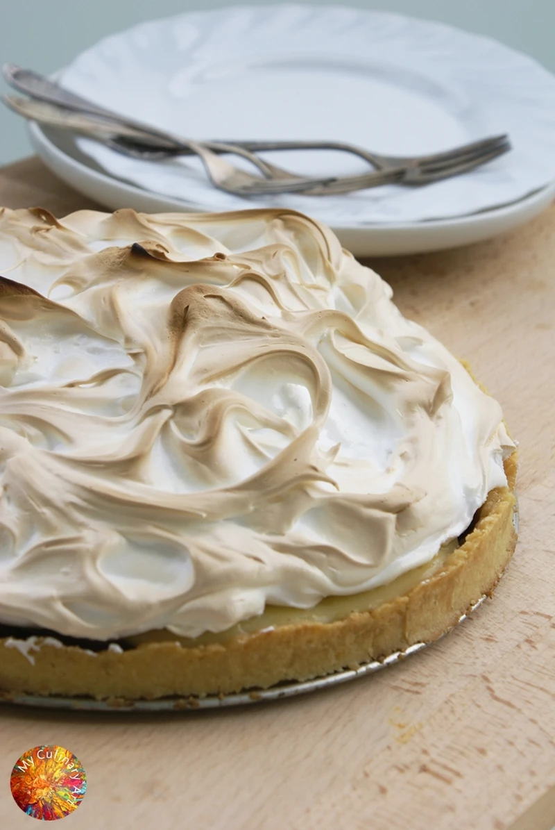 Tarta ze śliwkami, budyniem i bezą włoską