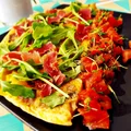 Puszysty omlet z szynką parmeńską i rukolą + pikantna salsa pomidorowa