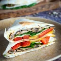 Składana tortilla z serkiem kanapkowym i pieczarkami