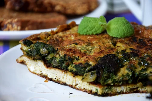 LEKKI, SYCĄCY OMLET SZPINAKOWY