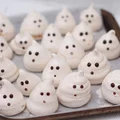 Duszki z bezy na Halloween z niespodzianką w środku! Prosty przepis, który zachwyci dzieci!