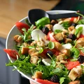 SAŁATKA Z JEŻYNAMI I MOZZARELLĄ