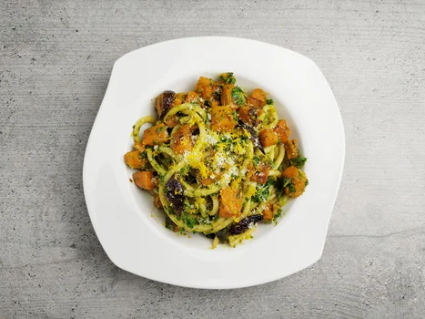 Bucatini z zimowym pesto i słodkimi ziemniakami
