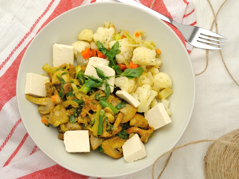Wegańskie curry z tofu, grzybami i warzywami