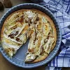 tarta z gruszką, serem camembert i orzechami
