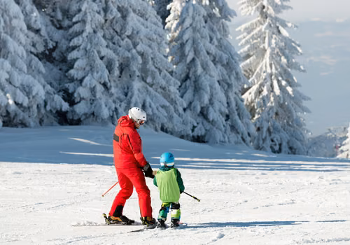 Od jakiego wieku można uczyć dziecko na nartach lub snowboardzie? Kompleksowy poradnik dla rodziców