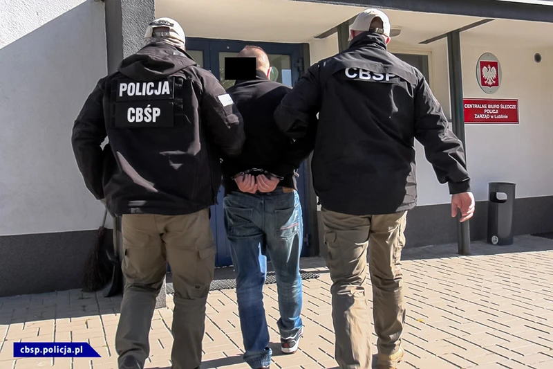 Handlowali fałszywymi certyfikatami! Służby zatrzymały 11 osób