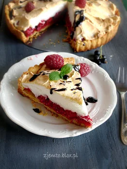 Tarta z malinami i bezą