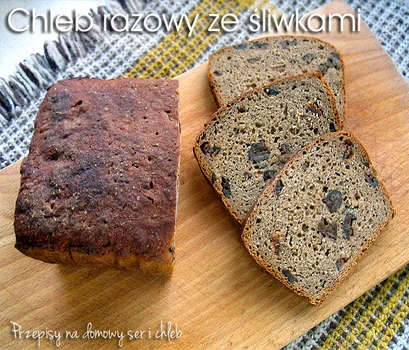 Chleb razowy ze śliwkami