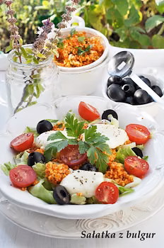 Sałatka z bulgur i serem mozzarella