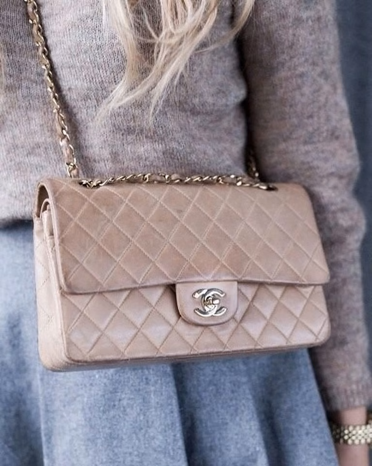 Lakierowana beżowa torebka od Chanel