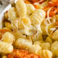 Zapiekane gnocchi z ciągnącym serem i pomidorami – prosty przepis na szybki obiad!