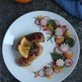 Aromatyczne mięso z ćwiartek z kurczaka pieczone w drobiowych skórkach