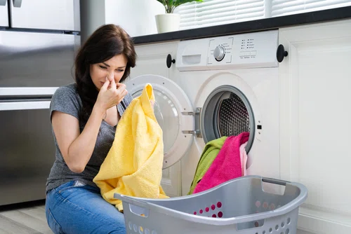 Brzydki zapach ubrań po praniu- sprawdź, jak się go pozbyć