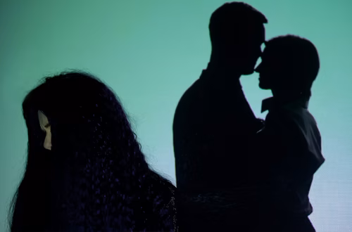 Czy można kochać dwie osoby jednocześnie? Psychologia zdrady emocjonalnej