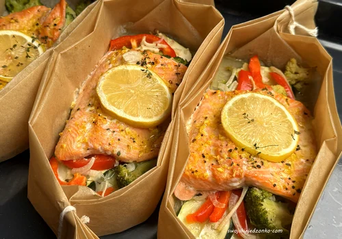 Pstrąg tęczowy pieczony z warzywami