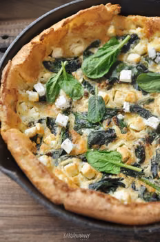 Dutch Baby z fetą i szpinakiem