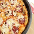 Pizza peperoni z pieczarkami