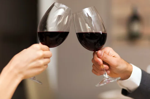 Dlaczego stukamy się kieliszkami? Ta tradycja ma mroczne początki