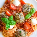 Spaghetti w sosie pomidorowym z pulpetami