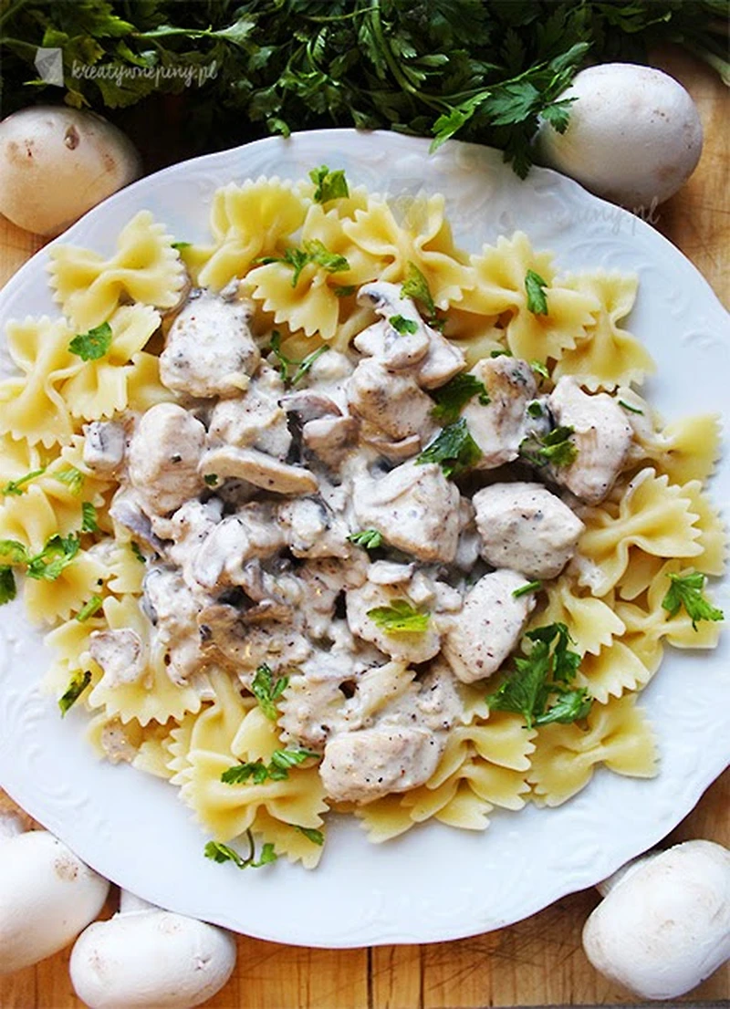 Farfalle z kurczakiem, bakłażanem i pieczarkami