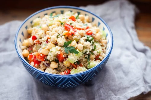 Sałatka z kaszą quinoa, papryką, ogórkiem i ciecierzycą