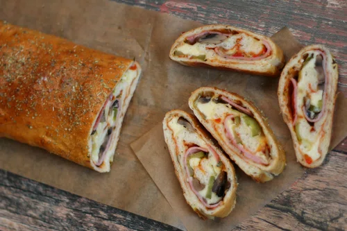 Przepis na oryginalną zrolowaną pizze - Pizza Stromboli.