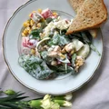 Sałatka jajeczna z paluszkami surimi i szpinakiem
