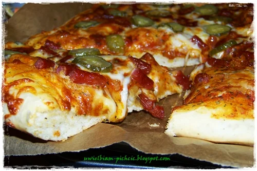 Pizza na grubym cieście