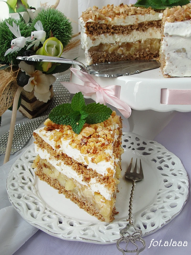 Tort orzechowo jabłkowy