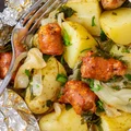 Na kawałek folii nakładam ziemniaki i chorizo! Paczuszki grilluje przez 25 minut i mam super danie