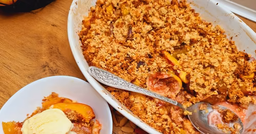 Owoce pieczone pod kruszonką owsianą z lodami