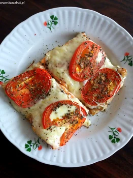 Pstrąg łososiowy z mozzarellą i pomidorami