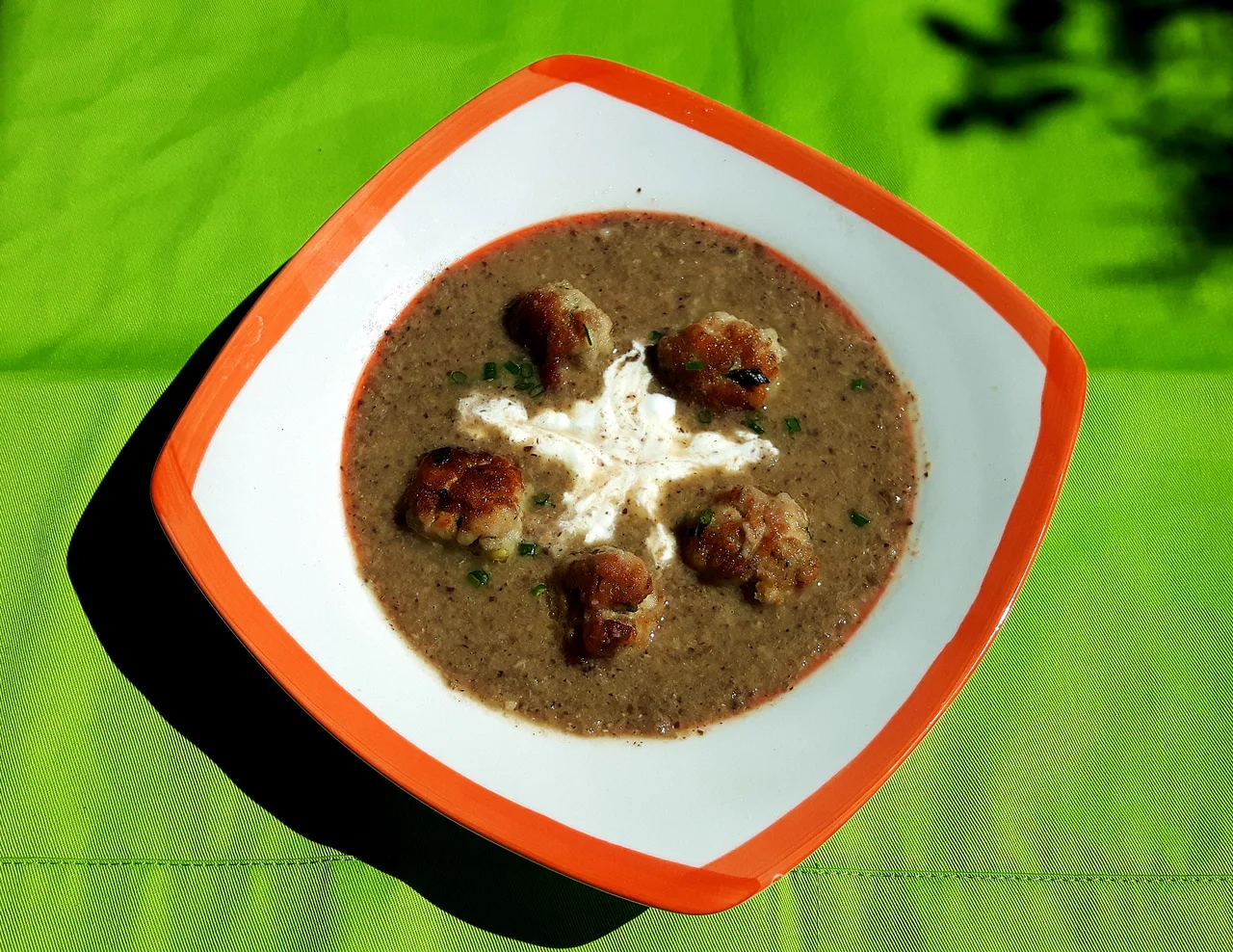 Pieczarkowa zupa krem z drobiowymi pulpecikami