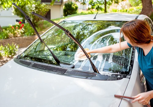 500 zł mandatu za mycie samochodu przed domem! W ten sposób kierowcy narażają się na problemy