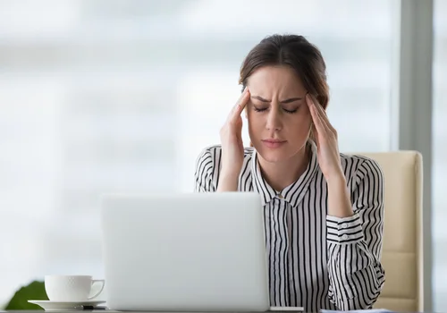 Przy bólu głowy nie rób jednej rzeczy – to tylko nasila migrenę!