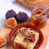 Feta pieczona z miodem, sezamem i figami