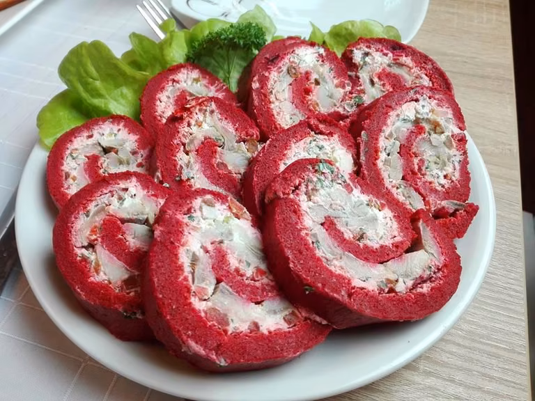 Rolada buraczkowa ze śledziem