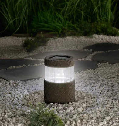 Zdjęcie Ta nowoczesna lampka solarna z Lidla to gorący hit! Za 24,99 zł i bez kabli stworzysz ogród lub balkon jak z Instagrama #7