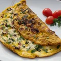 Omlet z cukinią, kiełbasą i żółtym serem