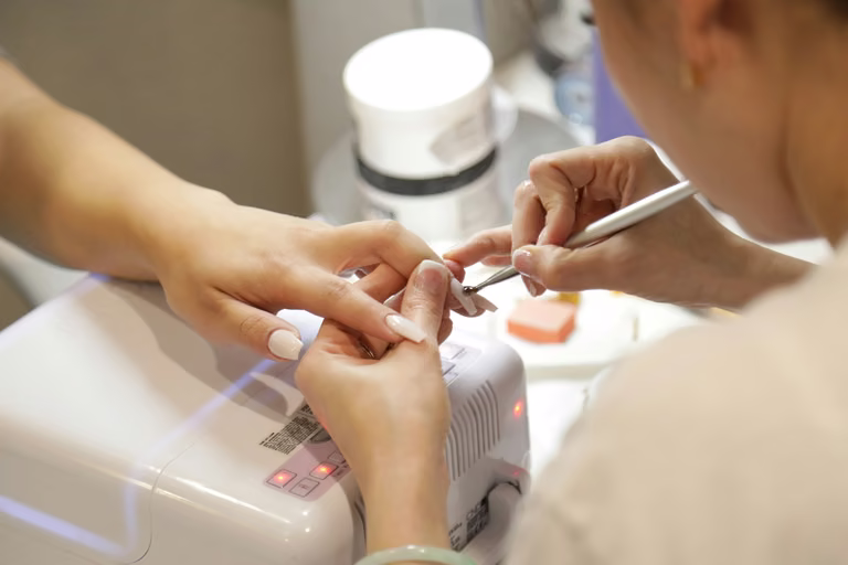Bezpieczny manicure – jak dbać o zdrowie w salonie kosmetycznym