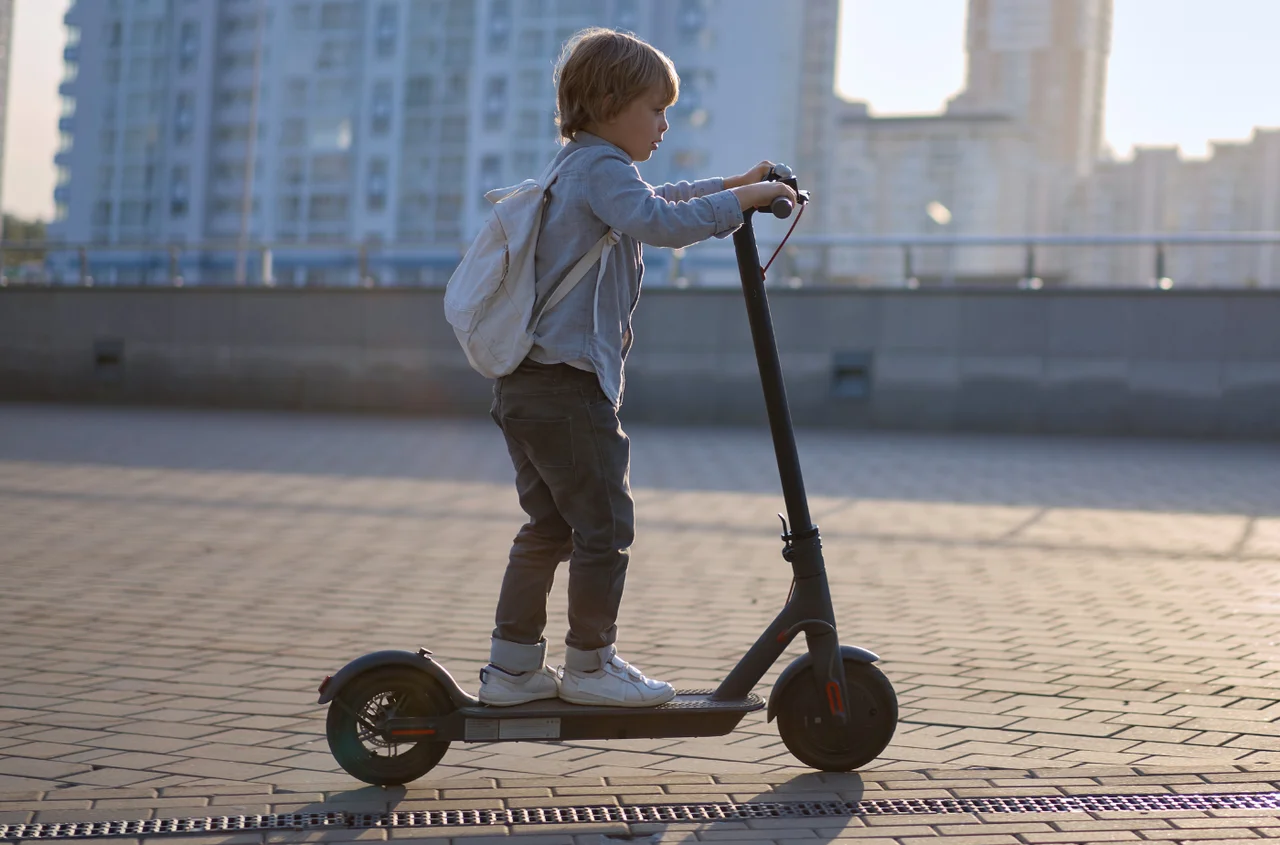 Wprowadzili zakaz dla dzieci! Za jazdę hulajnogą poniżej tego wieku trzeba zapłacić mandat
