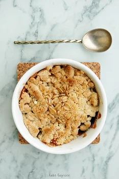 Owsiane crumble ze śliwkami
