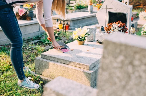Sprzątanie i dekorowanie grobu na zamówienie: Ile kosztuje usługa?