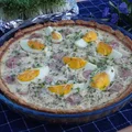 Wielkanocna tarta z białą kiełbasą i jajkiem