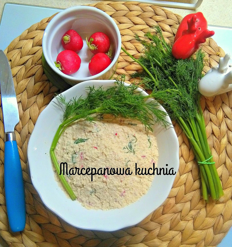 "WIEJSKI TWAROŻEK" Z TOFU , KOPERKIEM I RZODKIEWKĄ